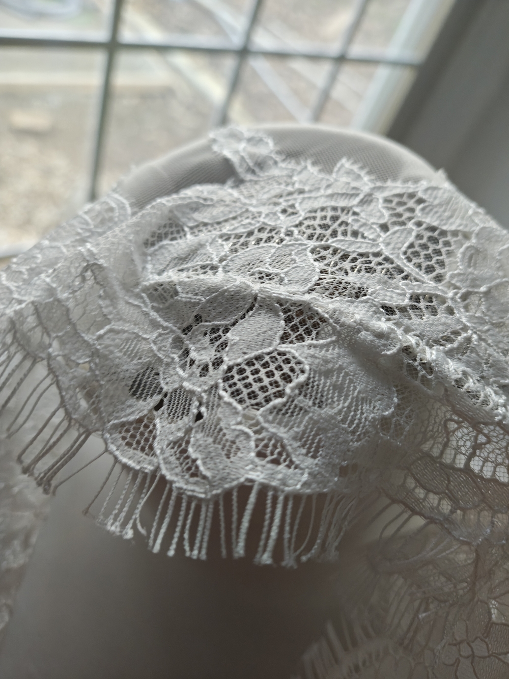 Delicate Lace-Edged Bridal Veil - White - Picture 4 of 11